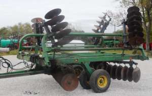  /   John Deere 235 -  1