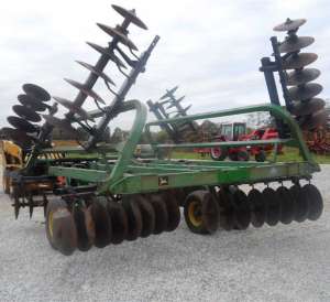  /   John Deere 235 -  1